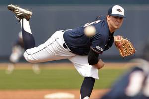 Logan Onda throwing UTSA
