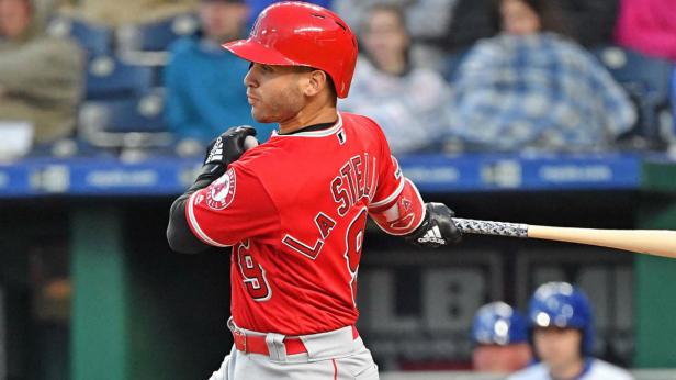 Tommy La Stella LA Angels swinging 2019